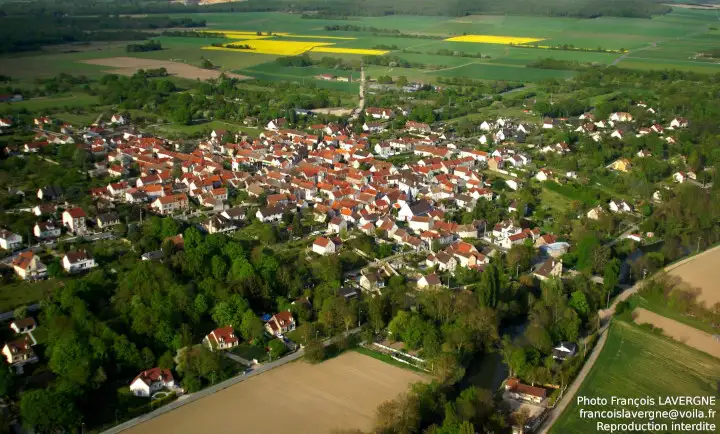 Guernes, le village vue du ciel Francois LAVERGNE village large 720x434